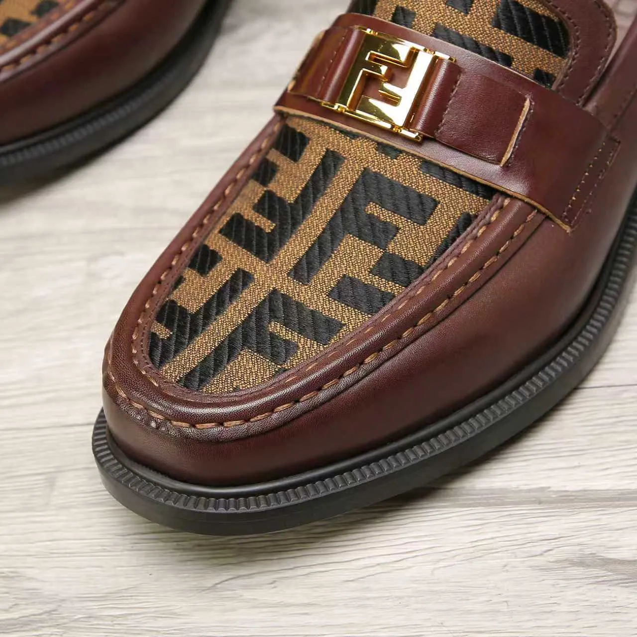 ​Men's shoes 💰 500 💰 Water dyed cowhide 🆘 The latest FENDI ( Fendi ) new casual leather shoes 🕶️🕶️ Simple routing effect, showing an elegant and cool driving shoe 🎬Made of Italian 🇮🇹 imported calfskin + first-layer water-dyed cowhide lining🐂Excellent material🎬Detailed workmanship 🤗Comfortable foot feel➰➰. ​Pair it with any outfit to show your taste and temperament, low-key luxury ♻️Design ​simple and elegant ​noble and fashionable 🍃​Very loved and favored by trendy men 💓❤️Size: 38-44 2⃣️colors available